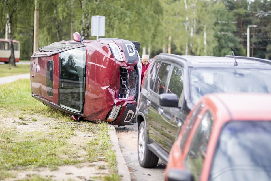 Vilniuje girta moteris rėžėsi į šešis automobilius: nuo smūgio vienas virto ant šono