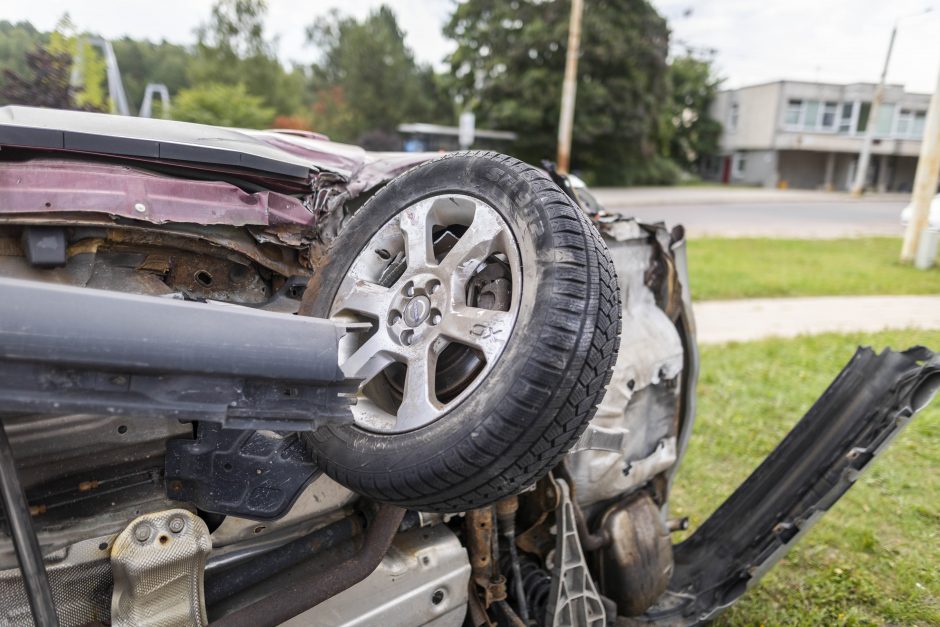 Vilniuje girta moteris rėžėsi į šešis automobilius: nuo smūgio vienas virto ant šono