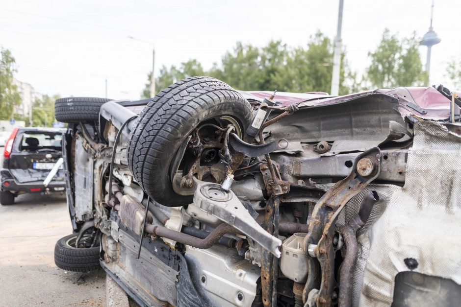 Vilniuje girta moteris rėžėsi į šešis automobilius: nuo smūgio vienas virto ant šono