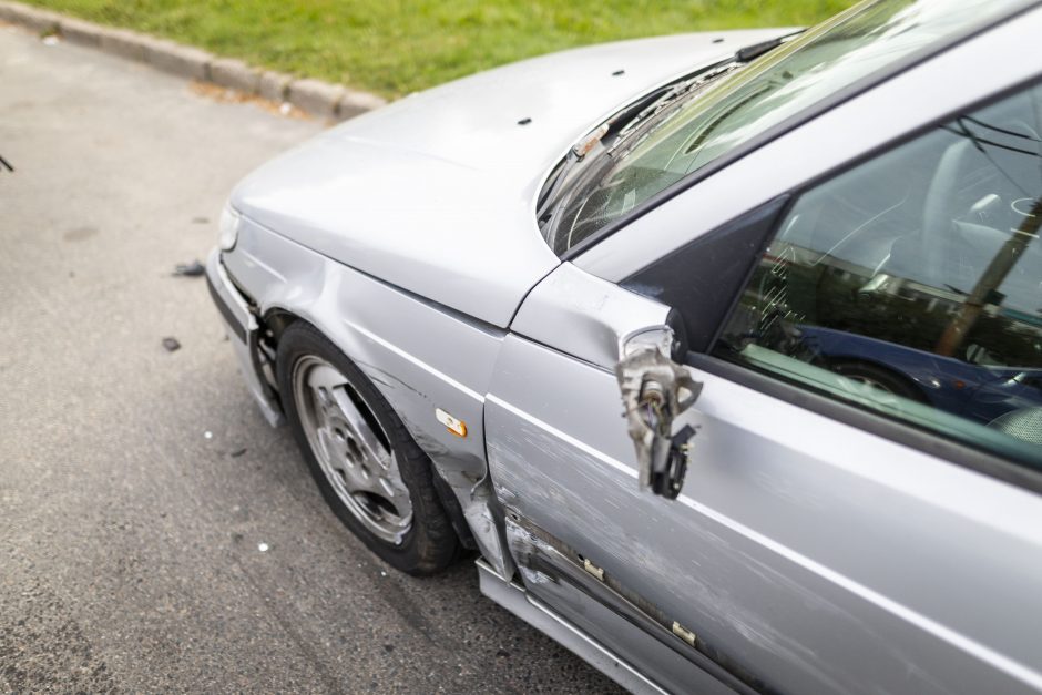 Vilniuje girta moteris rėžėsi į šešis automobilius: nuo smūgio vienas virto ant šono