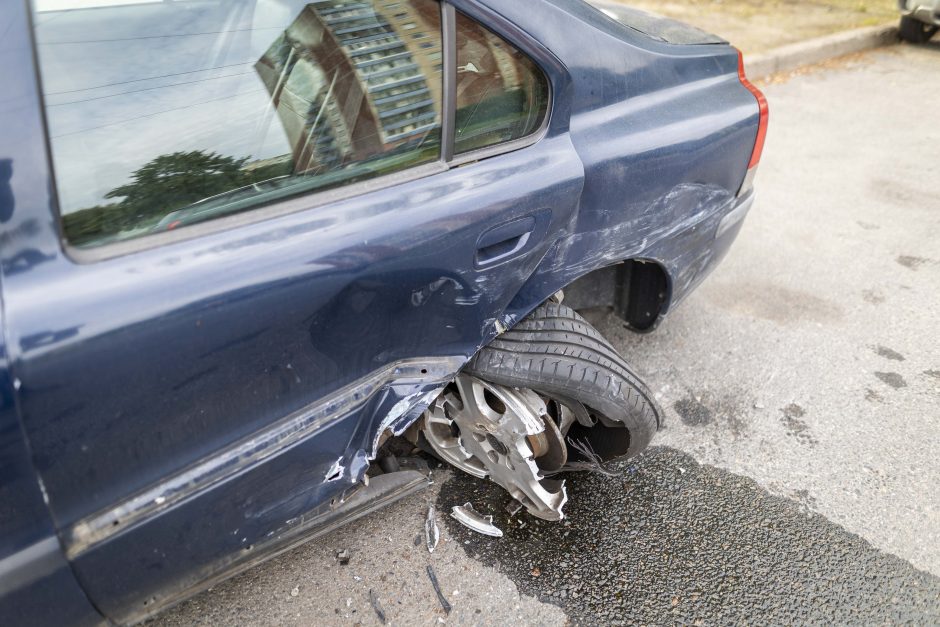 Vilniuje girta moteris rėžėsi į šešis automobilius: nuo smūgio vienas virto ant šono