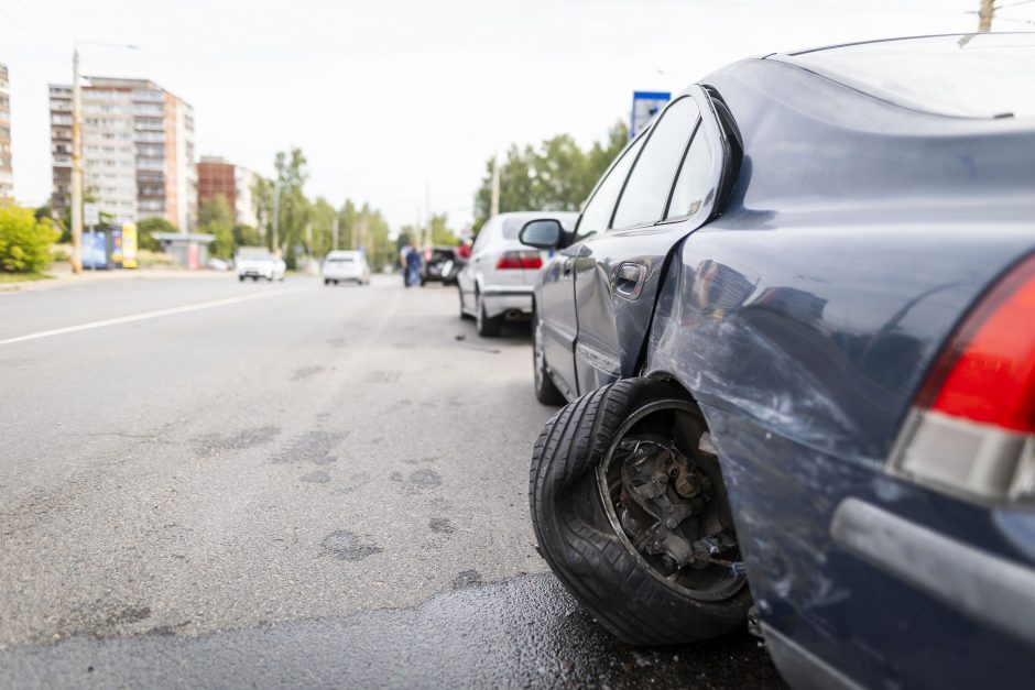 Vilniuje girta moteris rėžėsi į šešis automobilius: nuo smūgio vienas virto ant šono