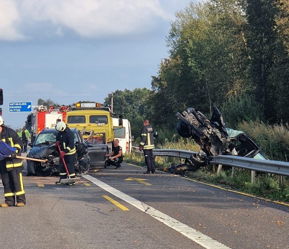 Daugiau detalių apie avariją magistralėje A1: ant atitvaro užskriejo pareigūno automobilis