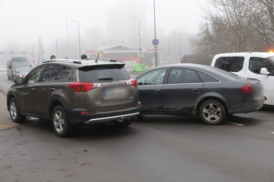 A. Baranausko gatvėje neišsiteko „Audi“ ir „Toyota“: vairuotojams gelbėjo pareigūnai 