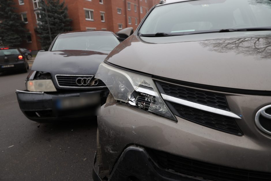 A. Baranausko gatvėje neišsiteko „Audi“ ir „Toyota“: vairuotojams gelbėjo pareigūnai 