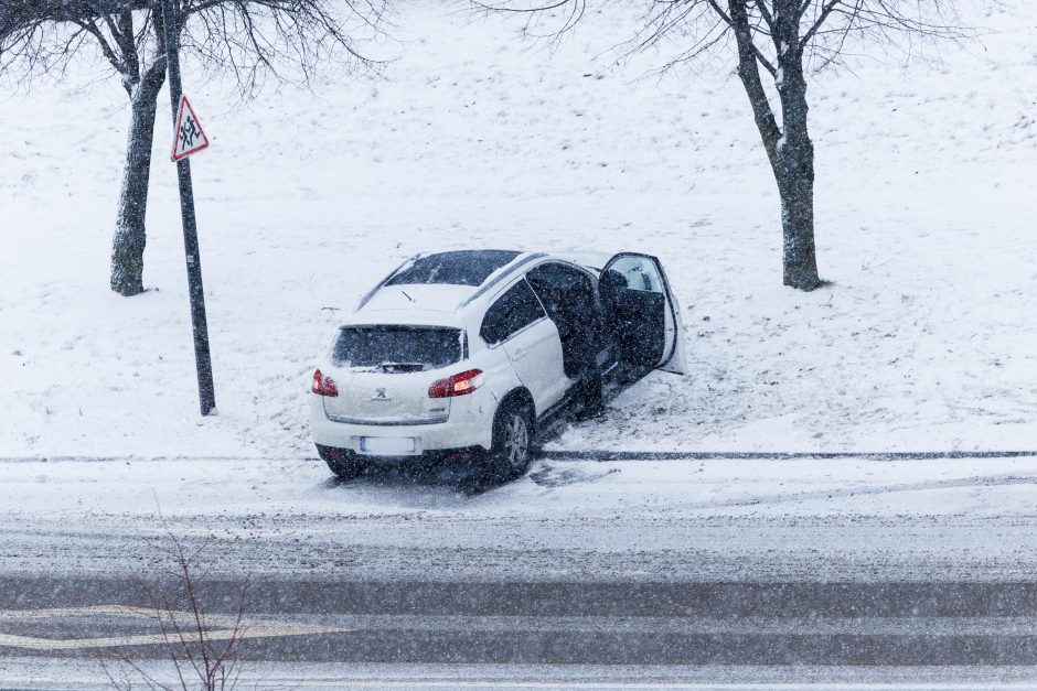 Šiaurės prospekte – eismo nelaimė: vienas automobilis užlėkė ant šlaito, kitas – ant salelės