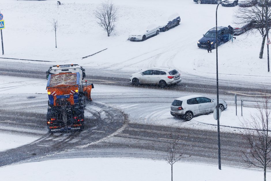 Šiaurės prospekte – eismo nelaimė: vienas automobilis užlėkė ant šlaito, kitas – ant salelės