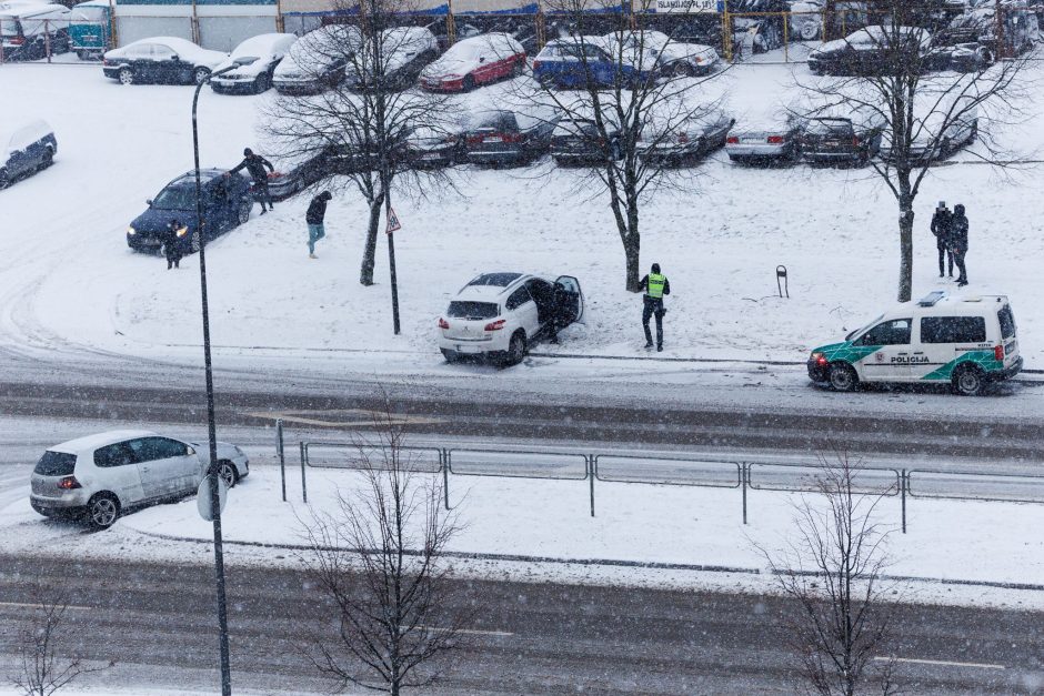 Šiaurės prospekte – eismo nelaimė: vienas automobilis užlėkė ant šlaito, kitas – ant salelės