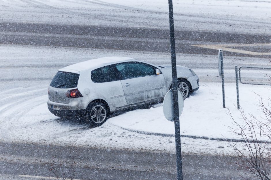 Šiaurės prospekte – eismo nelaimė: vienas automobilis užlėkė ant šlaito, kitas – ant salelės