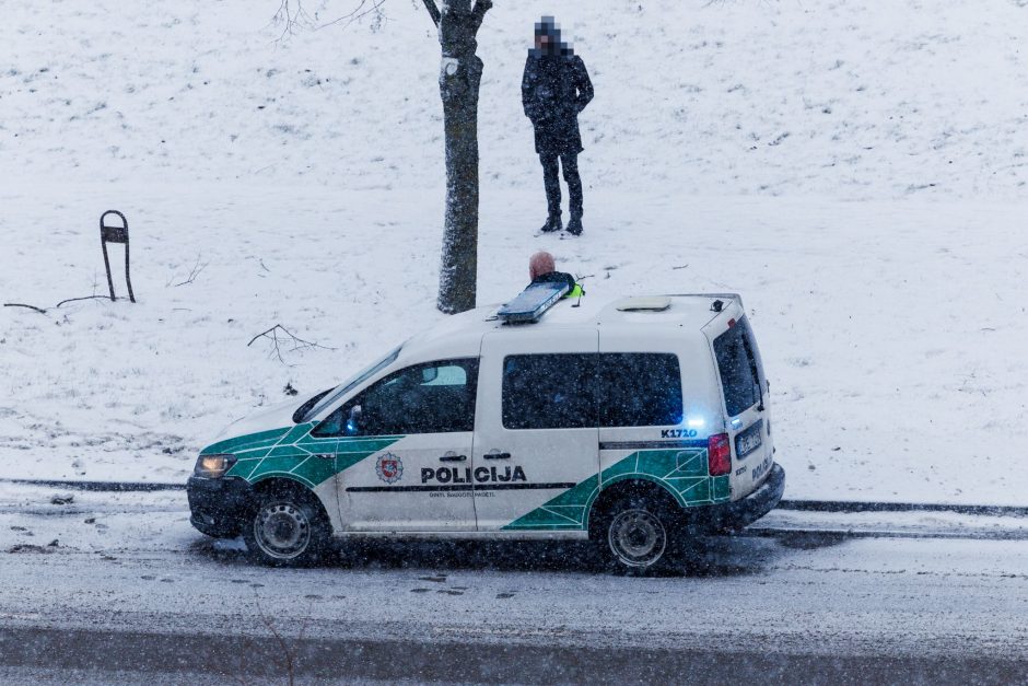 Šiaurės prospekte – eismo nelaimė: vienas automobilis užlėkė ant šlaito, kitas – ant salelės