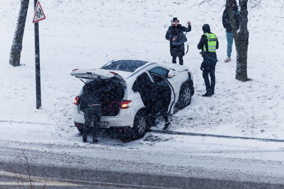 Šiaurės prospekte – eismo nelaimė: vienas automobilis užlėkė ant šlaito, kitas – ant salelės