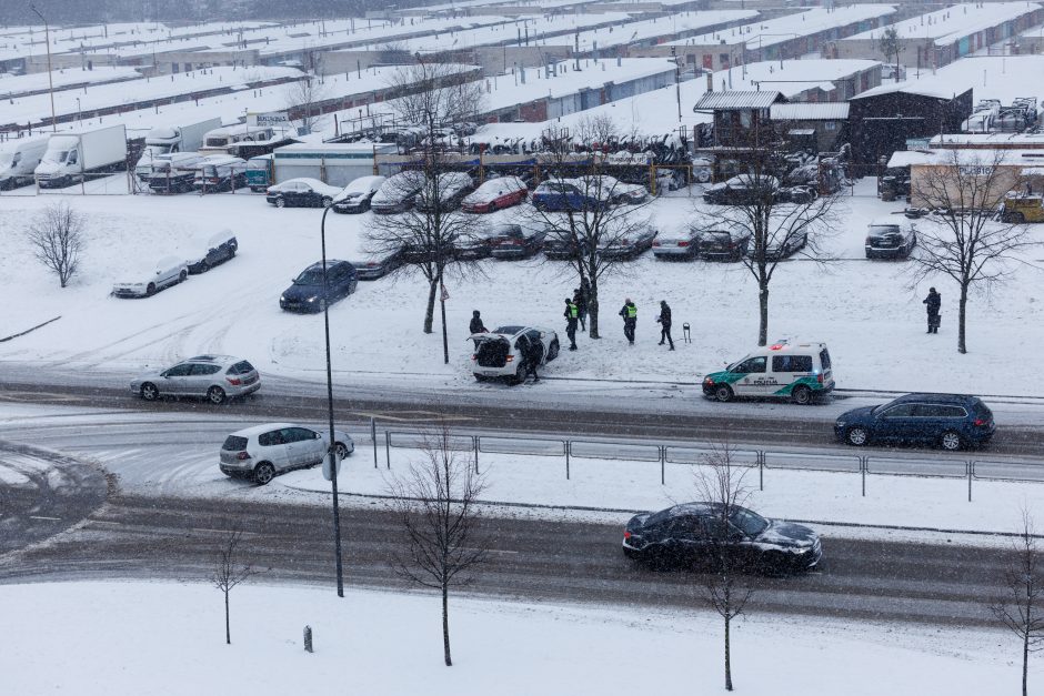 Šiaurės prospekte – eismo nelaimė: vienas automobilis užlėkė ant šlaito, kitas – ant salelės