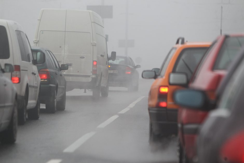 Kelininkai perspėja: keliuose yra slidžių ruožų, kai kur eismą sunkina rūkas