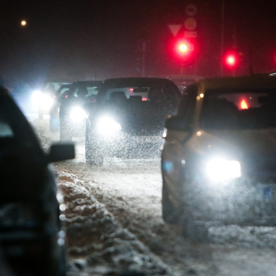 Kelininkai: naktį eismo sąlygas sunkins gūsingas vėjas