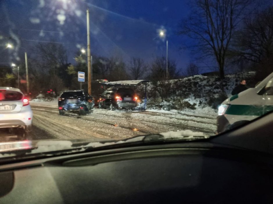 Didelė avarija sostinėje: susidūrus dviem automobiliams, vienas rėžėsi į viešojo transporto stotelę