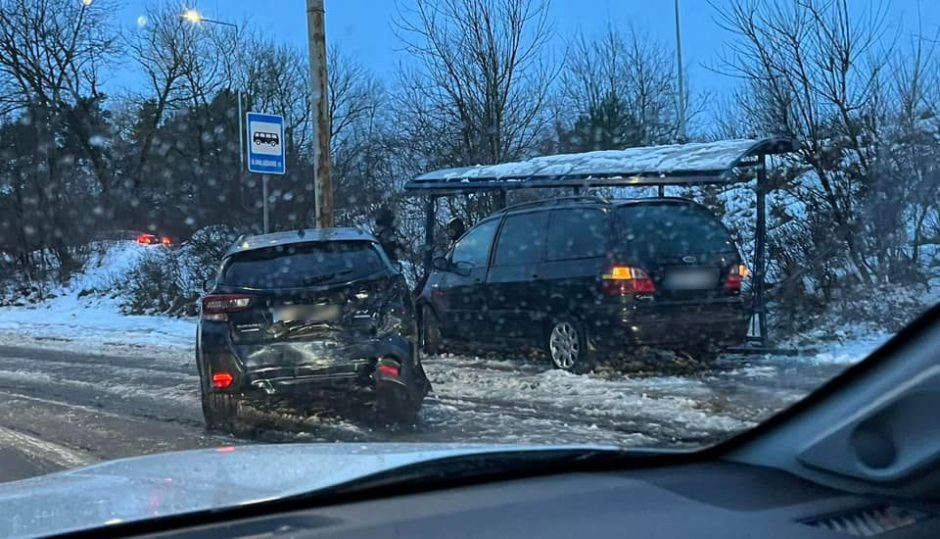 Didelė avarija sostinėje: susidūrus dviem automobiliams, vienas rėžėsi į viešojo transporto stotelę