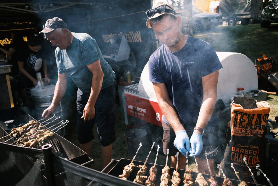 Garsusis festivalis Lekėčiuose: ir apranga, ir šakočiai – su mėlynėmis