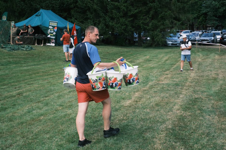 Garsusis festivalis Lekėčiuose: ir apranga, ir šakočiai – su mėlynėmis