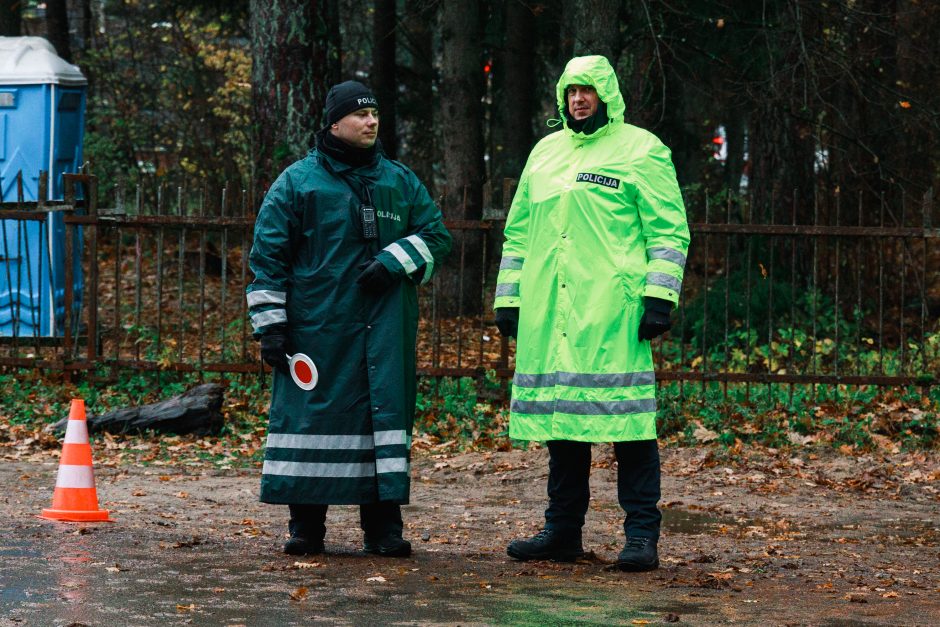 Kauniečiai traukia lankyti kapų: eilės, gėlės ir žvakių gausa