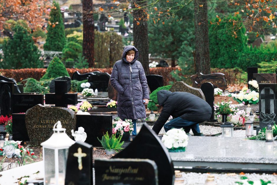 Kauniečiai traukia lankyti kapų: eilės, gėlės ir žvakių gausa