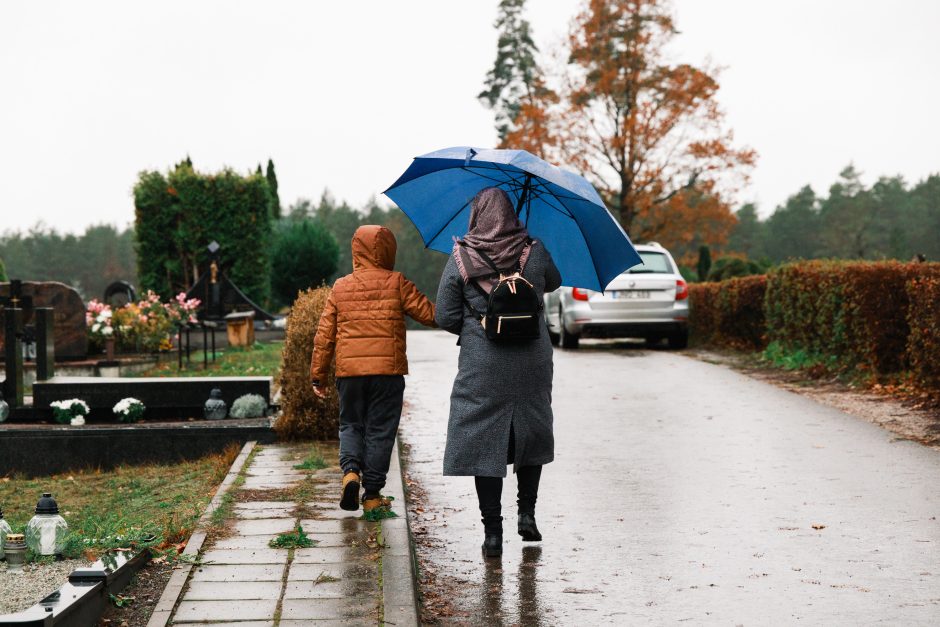 Kauniečiai traukia lankyti kapų: eilės, gėlės ir žvakių gausa