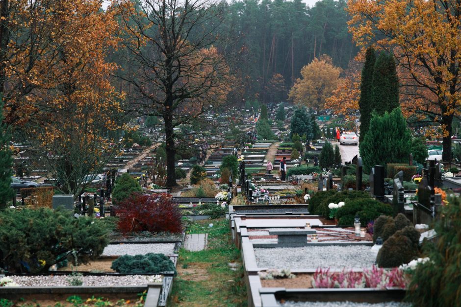 Kauniečiai traukia lankyti kapų: eilės, gėlės ir žvakių gausa