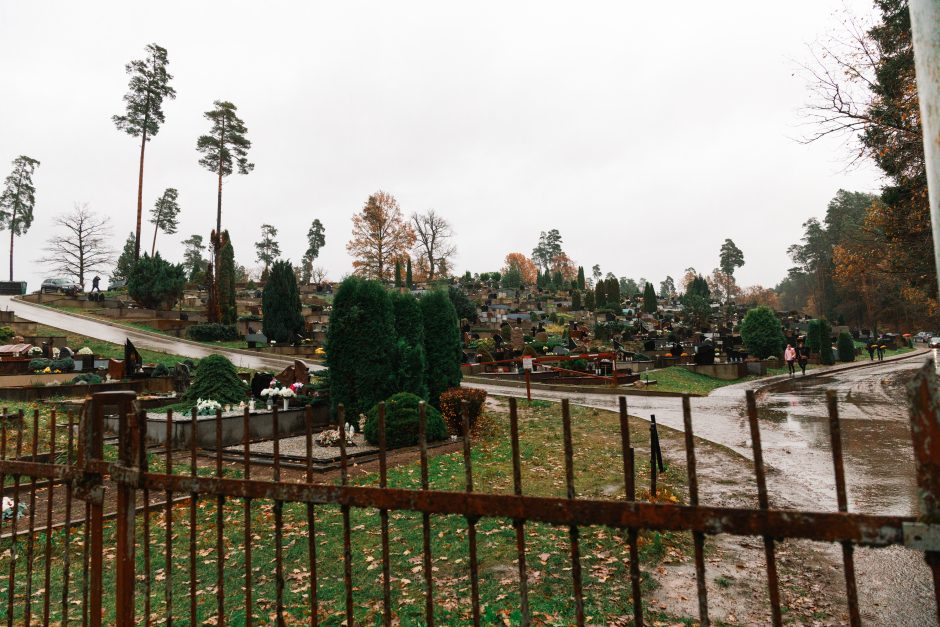 Kauniečiai traukia lankyti kapų: eilės, gėlės ir žvakių gausa