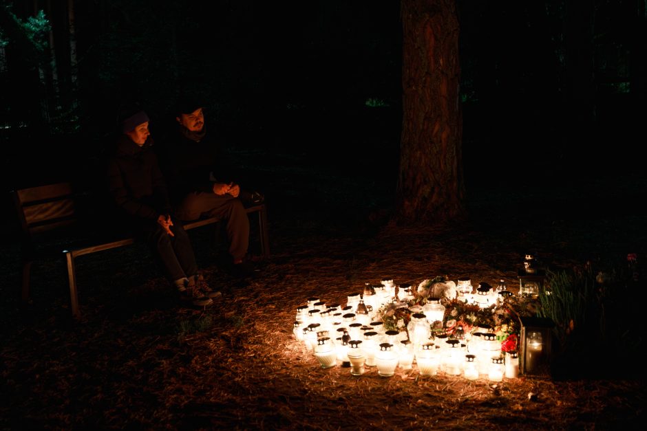 Kapinių turizmas: žymių žmonių amžinojo poilsio vietas nušvietė žvakių šviesa