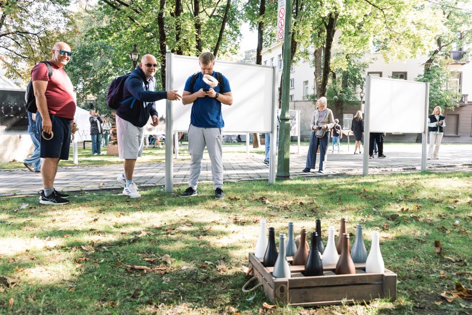 Istorinės Prezidentūros kiemelį užliejo „Kultūrų sodas“: proga susipažinti su įvairiomis tautomis