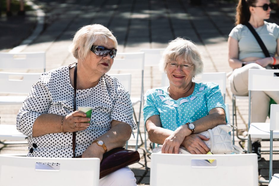 Istorinės Prezidentūros kiemelį užliejo „Kultūrų sodas“: proga susipažinti su įvairiomis tautomis