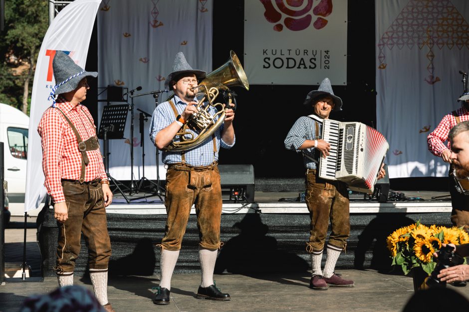 Istorinės Prezidentūros kiemelį užliejo „Kultūrų sodas“: proga susipažinti su įvairiomis tautomis