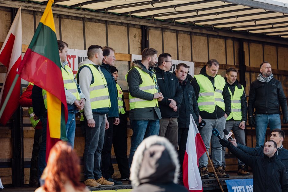 Lenkų ūkininkams blokuojant kelią D. Tuskas Vilniuje susitiks su Lietuvos vadovais