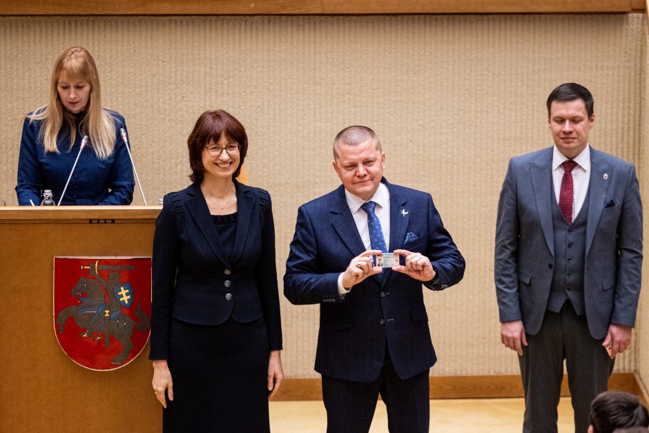 Naujos kadencijos parlamentarams įteikti Seimo nario pažymėjimai