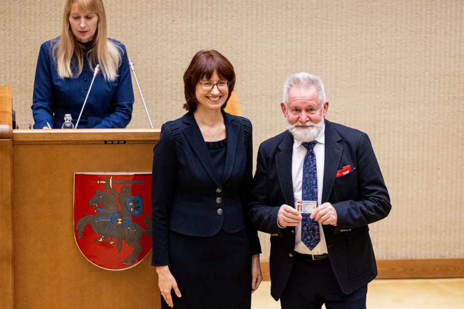 Naujos kadencijos parlamentarams įteikti Seimo nario pažymėjimai