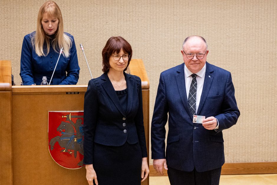 Naujos kadencijos parlamentarams įteikti Seimo nario pažymėjimai