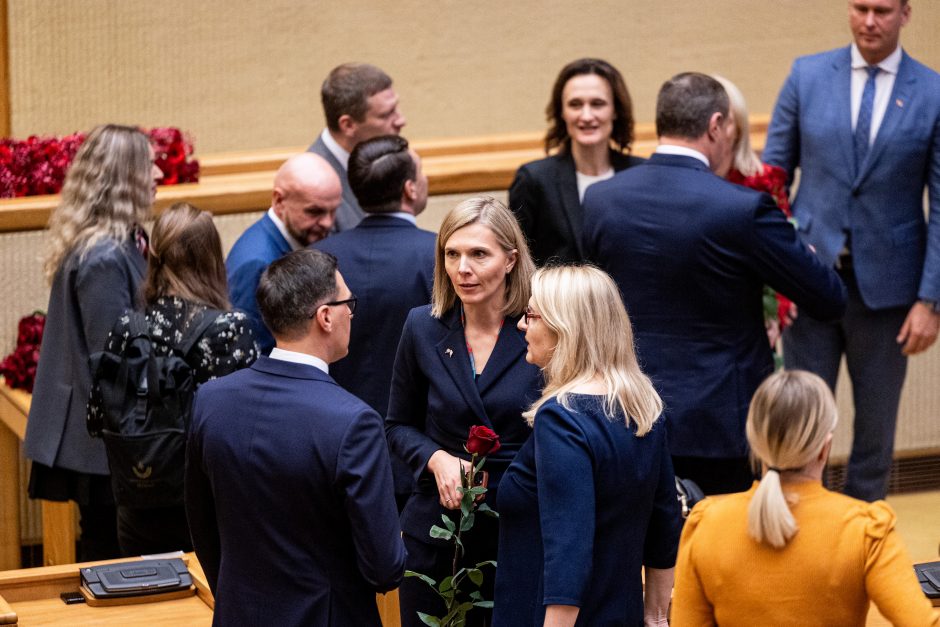 Naujos kadencijos parlamentarams įteikti Seimo nario pažymėjimai