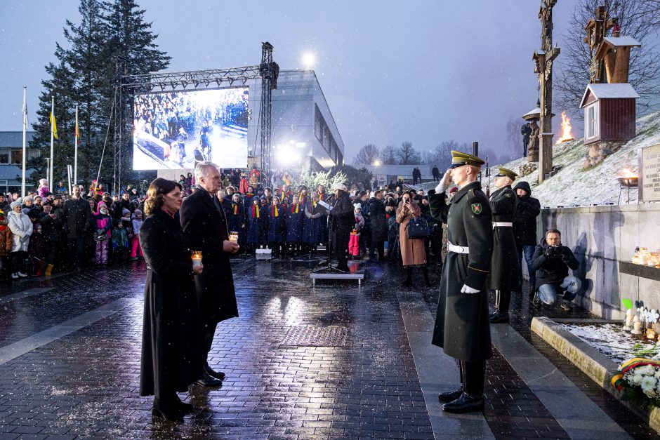 Atminimo laužų uždegimo ceremonija prie Vilniaus televizijos bokšto