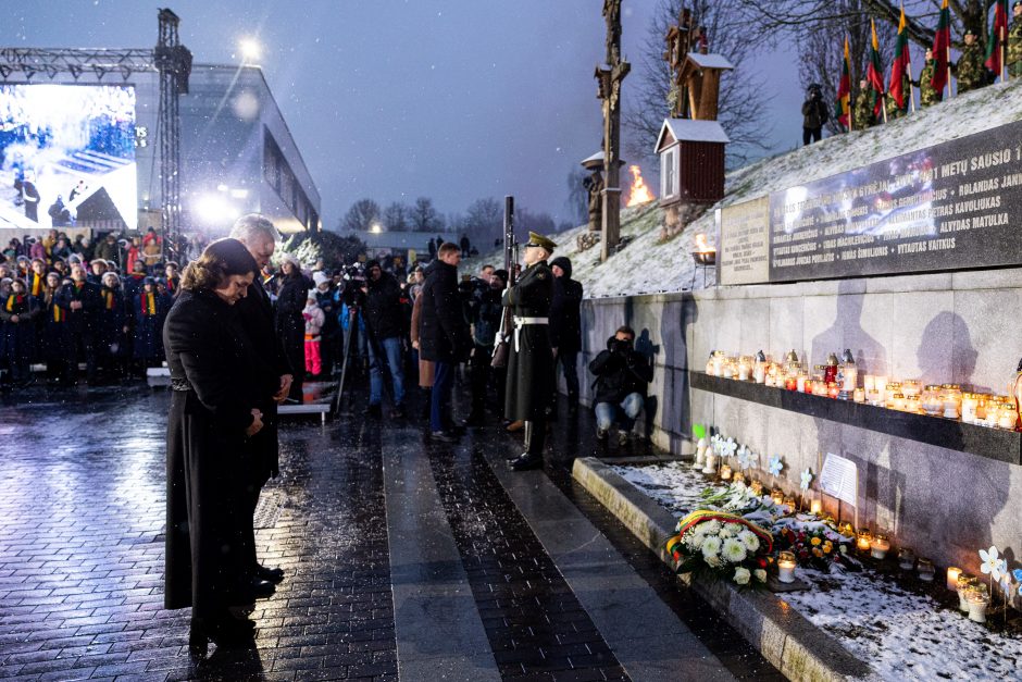 Atminimo laužų uždegimo ceremonija prie Vilniaus televizijos bokšto