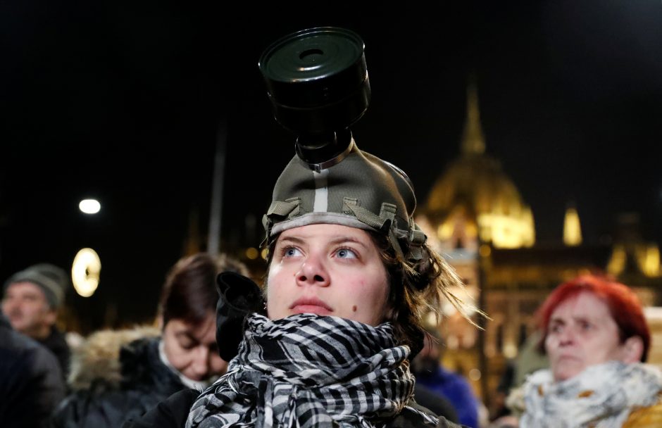 Vengrijoje protestuojančius parlamentarus išmetė iš valstybės transliuotojo būstinės