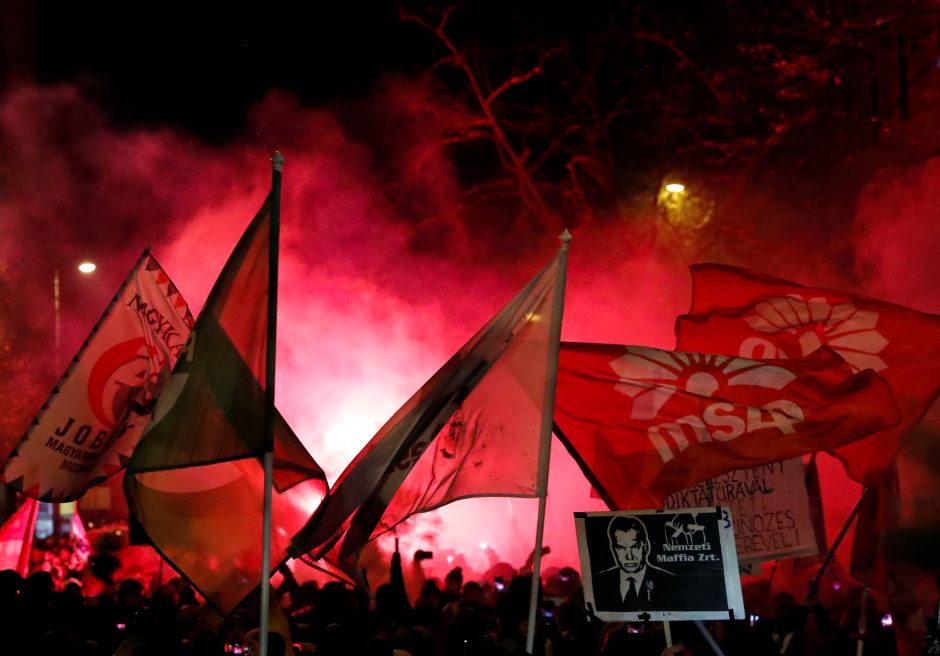 Vengrijoje protestuojančius parlamentarus išmetė iš valstybės transliuotojo būstinės