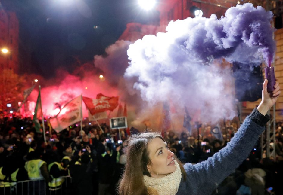 Vengrijoje protestuojančius parlamentarus išmetė iš valstybės transliuotojo būstinės