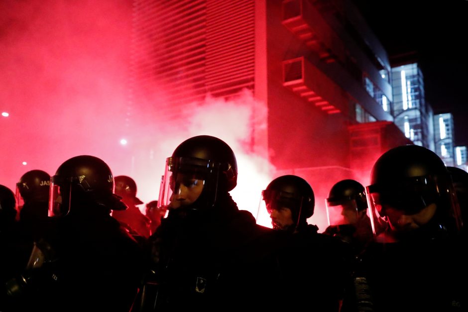 Vengrijoje protestuojančius parlamentarus išmetė iš valstybės transliuotojo būstinės