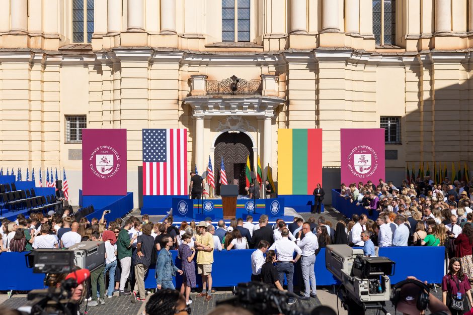 Prie Vilniaus universiteto – milžiniška eilė: laukiama J. Bideno kalbos 