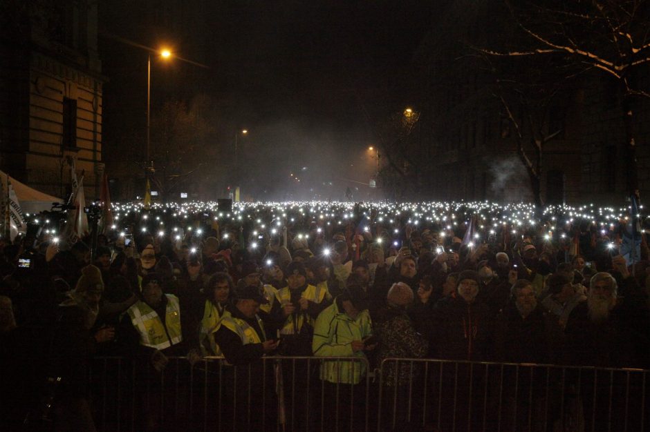 Vengrijoje protestuojančius parlamentarus išmetė iš valstybės transliuotojo būstinės