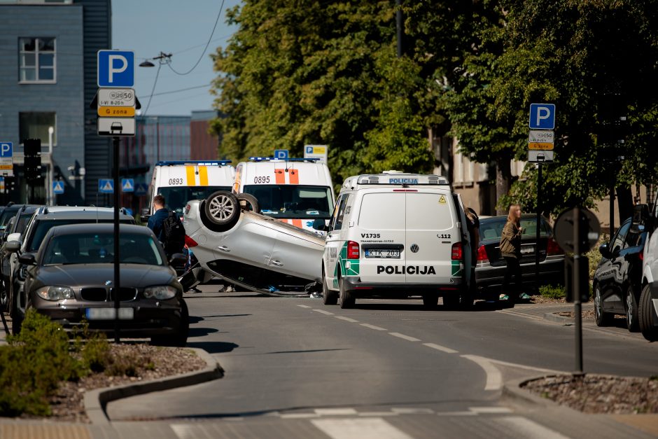 Prie policijos pastato automobilis apsivertė ant stogo: vairuotojas – girtas (papildyta)