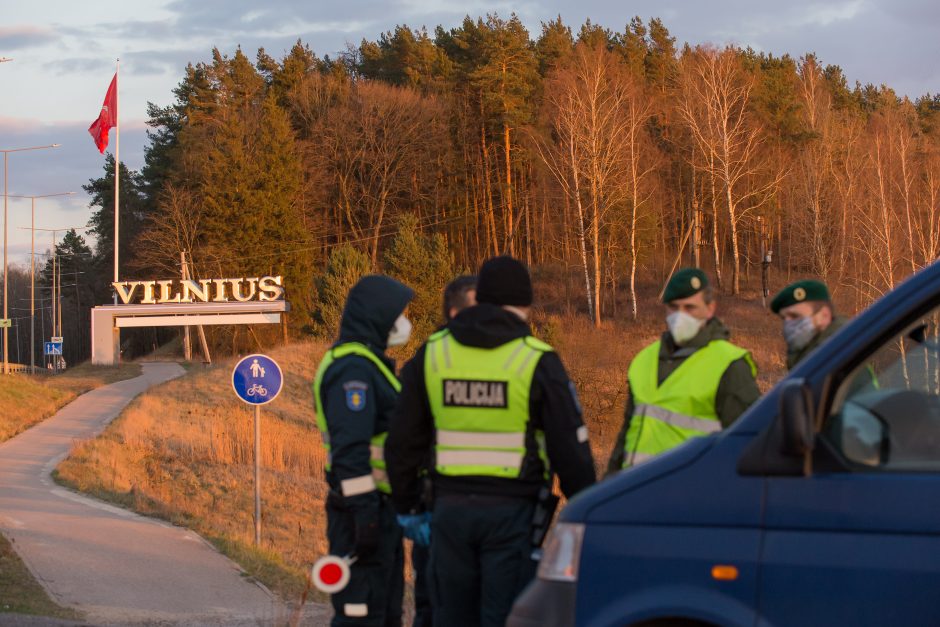 Lietuvoje apribotas žmonių judėjimas, policija įrengė 300 postų