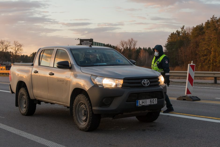 Lietuvoje apribotas žmonių judėjimas, policija įrengė 300 postų