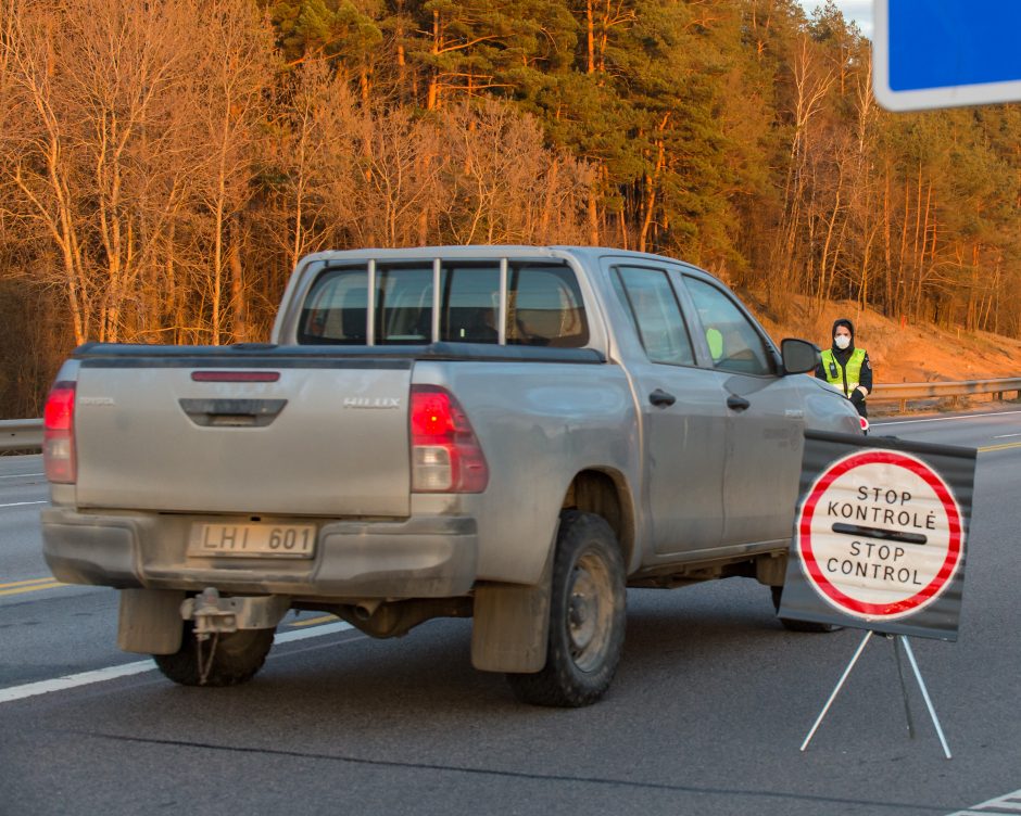 Lietuvoje apribotas žmonių judėjimas, policija įrengė 300 postų