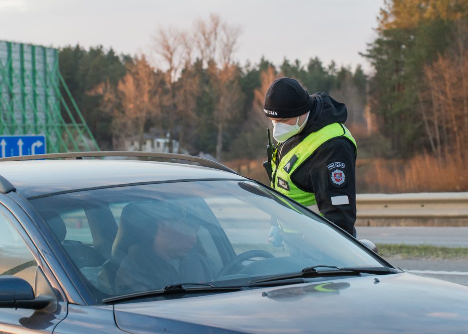 Lietuvoje apribotas žmonių judėjimas, policija įrengė 300 postų