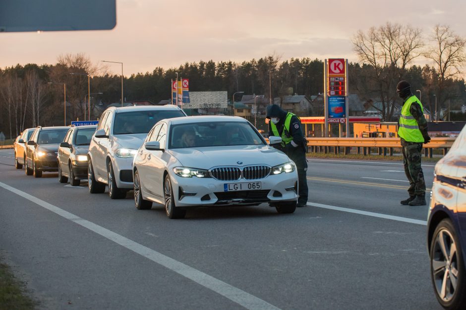 Lietuvoje apribotas žmonių judėjimas, policija įrengė 300 postų